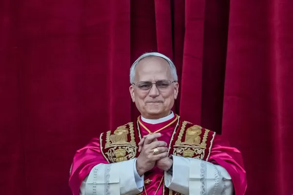 New Pope Watches 'Conclave'영화, 선거를 기다리는 동안 게임을합니다.